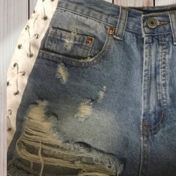 ❌DONATED❌Blue Distressed Light Wash Side Tie Jean Shorts - Picture 6 of 8